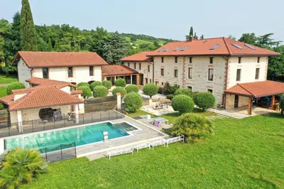 Piscine de l'établissement le Clos Doré ou située à proximité