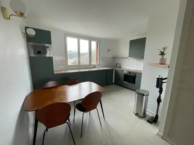 Cuisine ou kitchenette dans l'établissement Logement spacieux et lumineux