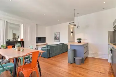 Télévision ou salle de divertissement dans l'établissement Escape and Charm in La Croix-Rousse Stunning One-Bedroom Apartment for an