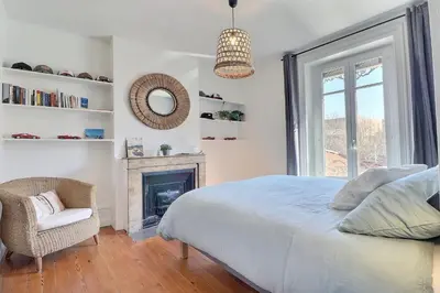 Coin salon dans l'établissement Escape and Charm in La Croix-Rousse Stunning One-Bedroom Apartment for an