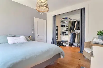 Un ou plusieurs lits dans un hébergement de l'établissement Escape and Charm in La Croix-Rousse Stunning One-Bedroom Apartment for an