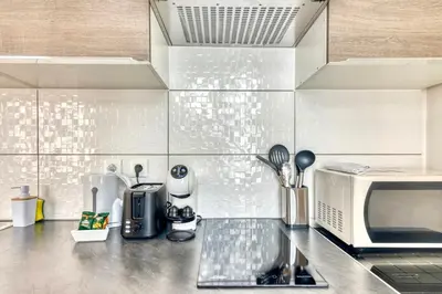 Cuisine ou kitchenette dans l'établissement Le Martini - Clim mobile - studio au Brotteaux Métro B
