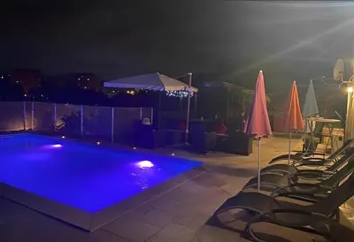 Piscine de l'établissement Belle Maison dans le Beaujolais ou située à proximité