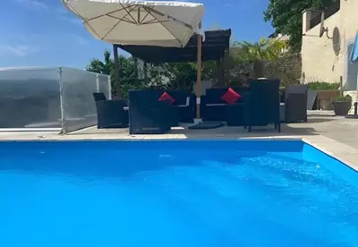 Piscine de l'établissement Belle Maison dans le Beaujolais ou située à proximité