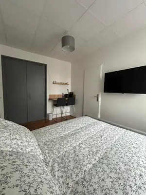 Un ou plusieurs lits dans un hébergement de l'établissement Chambre tout confort au coeur de Cessieu