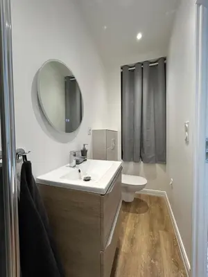 Salle de bains dans l'établissement Chambre tout confort au coeur de Cessieu