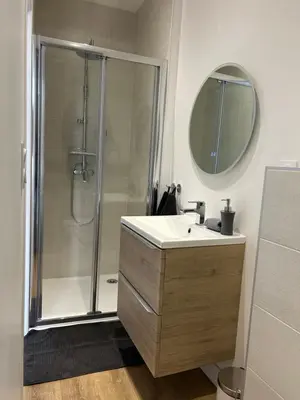 Salle de bains dans l'établissement Chambre tout confort au coeur de Cessieu
