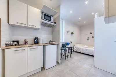Cuisine ou kitchenette dans l'établissement Studio Le Saphir NEUF & Cosy - Gare Parilly
