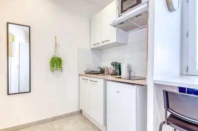 Cuisine ou kitchenette dans l'établissement Studio Le Saphir NEUF & Cosy - Gare Parilly