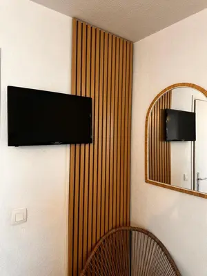 Télévision ou salle de divertissement dans l'établissement Les Jardins de Rastel Studio