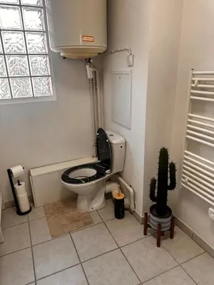 Salle de bains dans l'établissement Les Jardins de Rastel Studio