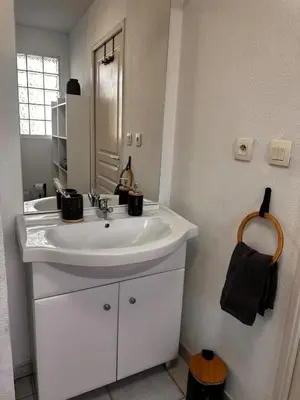 Salle de bains dans l'établissement Les Jardins de Rastel Studio