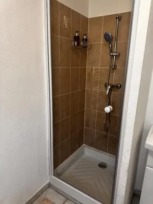 Salle de bains dans l'établissement Les Jardins de Rastel Studio
