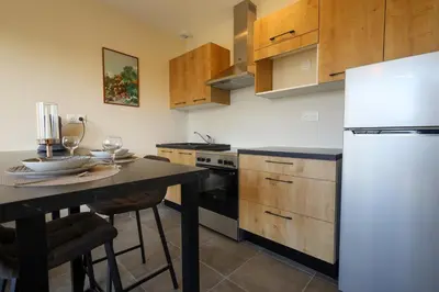Cuisine ou kitchenette dans l'établissement Le Montréal proche CNPE Parking Calme Wifi