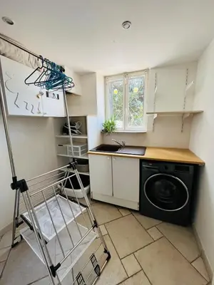 Cuisine ou kitchenette dans l'établissement Charmante maison, 3 chambres et parking, Vienne