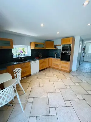 Cuisine ou kitchenette dans l'établissement Charmante maison, 3 chambres et parking, Vienne