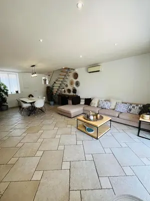 Coin salon dans l'établissement Charmante maison, 3 chambres et parking, Vienne