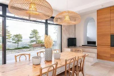 Télévision ou salle de divertissement dans l'établissement Ermitage - Magnificent Villa with Panoramic View Saint-Cyr-au-Mont-d'Or