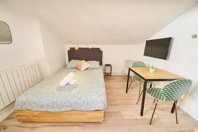 Un ou plusieurs lits dans un hébergement de l'établissement Salengro, Cosy Studio - Gauche