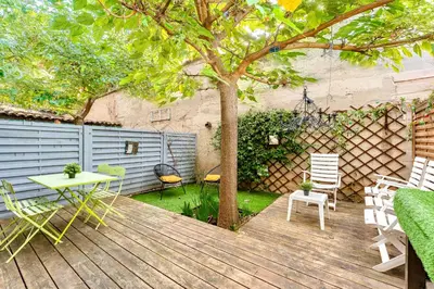 Jardin de l'établissement Le Mûrier - Maison de ville avec patio parking - 6 pers