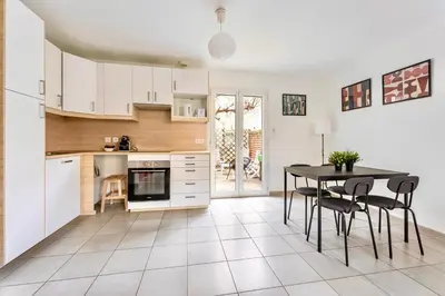 Cuisine ou kitchenette dans l'établissement Le Mûrier - Maison de ville avec patio parking - 6 pers
