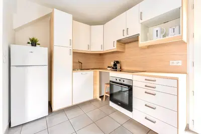 Cuisine ou kitchenette dans l'établissement Le Mûrier - Maison de ville avec patio parking - 6 pers