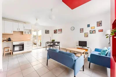 Cuisine ou kitchenette dans l'établissement Le Mûrier - Maison de ville avec patio parking - 6 pers
