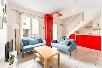 Télévision ou salle de divertissement dans l'établissement Le Mûrier - Maison de ville avec patio parking - 6 pers