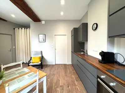 Cuisine ou kitchenette dans l'établissement Appartement agréable proche gare