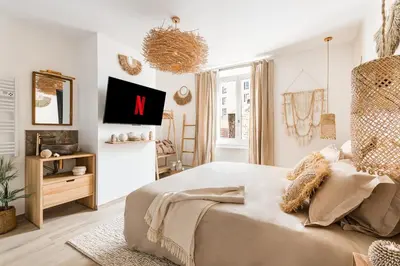 Télévision ou salle de divertissement dans l'établissement Suite balnéo Bali Saint-Étienne