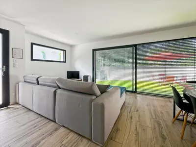 Télévision ou salle de divertissement dans l'établissement Modern 2 bedroom house, sleeps up to 6