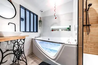 Salle de bains dans l'établissement Love Room Loft Spa logement entier balneo exterieur