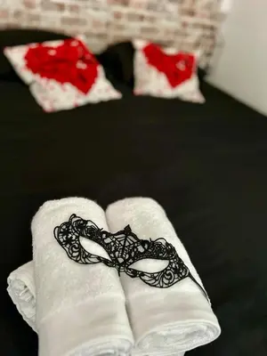 Un ou plusieurs lits dans un hébergement de l'établissement Love Room Loft Spa logement entier balneo exterieur