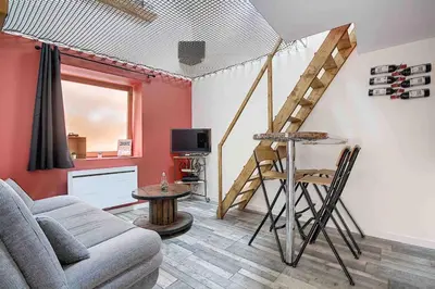 Télévision ou salle de divertissement dans l'établissement La Casa Dorée