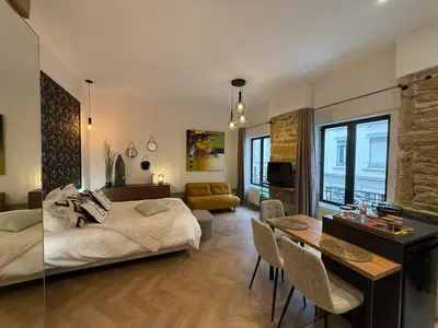 Coin salon dans l'établissement Appartement élégant et chic refait à neuf