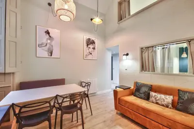 Coin salon dans l'établissement Bel appartement 3 chambres proche Opéra