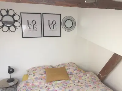 Un ou plusieurs lits dans un hébergement de l'établissement LES GITES CHEROIS maison Esprit cabane 5 personnes