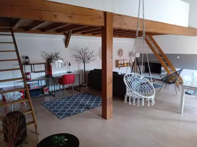 Coin salon dans l'établissement LES GITES CHEROIS maison Esprit cabane 5 personnes