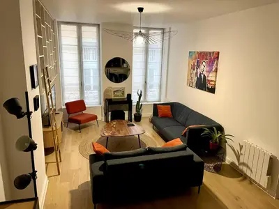 Coin salon dans l'établissement T3 refait à neuf quartier Hôtel de Ville-Terreaux
