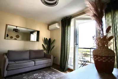 Coin salon dans l'établissement Appartement chaleureux Parking privé