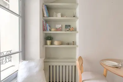 Bibliothèque dans l'appartement