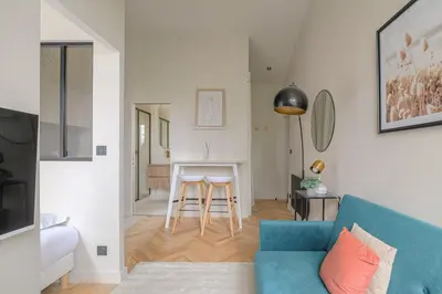 Coin salon dans l'établissement T2 rénové et confortable à Écully pour 2 personnes