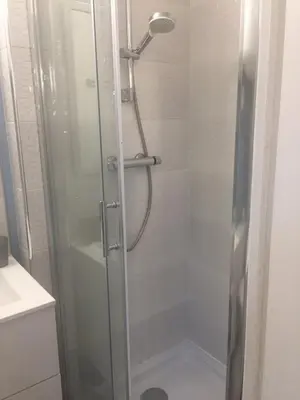 Salle de bains dans l'établissement LES GITES CHEROIS agréable RDC maison- 2 personnes