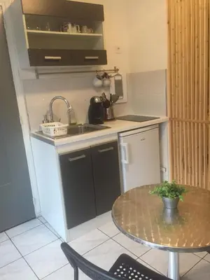 Cuisine ou kitchenette dans l'établissement LES GITES CHEROIS agréable RDC maison- 2 personnes