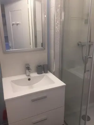 Salle de bains dans l'établissement LES GITES CHEROIS agréable RDC maison- 2 personnes