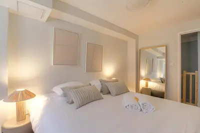 Un ou plusieurs lits dans un hébergement de l'établissement Appartement moderne avec 2 chambres, cœur de Lyon