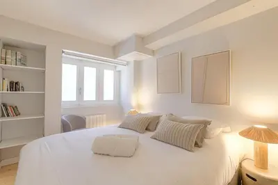 Un ou plusieurs lits dans un hébergement de l'établissement Appartement moderne avec 2 chambres, cœur de Lyon