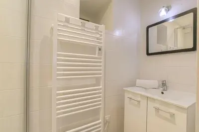 Salle de bains dans l'établissement Appartement moderne avec 2 chambres, cœur de Lyon