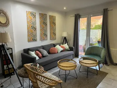 Coin salon dans l'établissement LES GITES CHEROIS maison esprit campagne 6 personnes