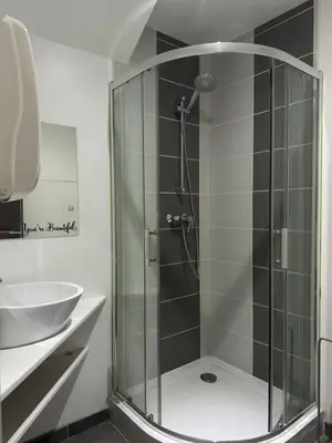 Salle de bains dans l'établissement Les gîtes cherois esprit moderne 8 personnes